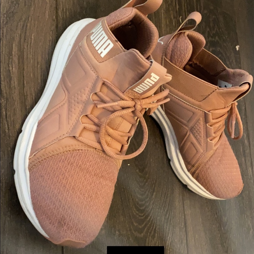 Tennis shoes